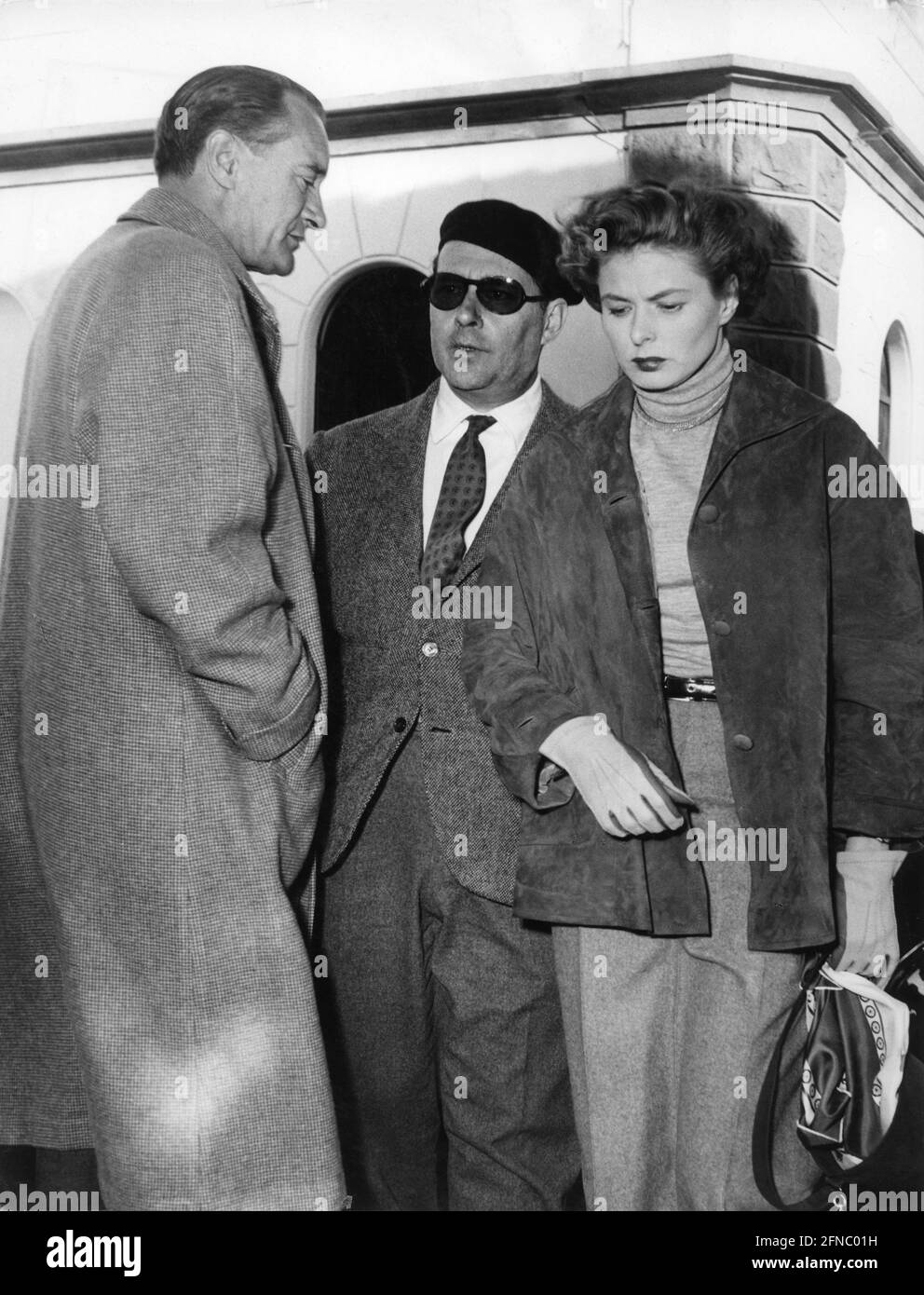 IL regista DI GEORGE SANDERS ROBERTO ROSSELLINI e INGRID BERGMAN sul set location candid durante le riprese di VIAGGIO A ITALIA aka VIAGGIO IN ITALIA aka VIAGGIO IN ITALIA 1954 regista ROBERTO ROSSELLINI storia e sceneggiatura Vitaliano Brancati e Roberto Rossellini Francia - Italia Co-produzione Italia Film / Junior Film / Sveva Film / Societe Generale de Cinematographie (S.G.C.) Foto Stock