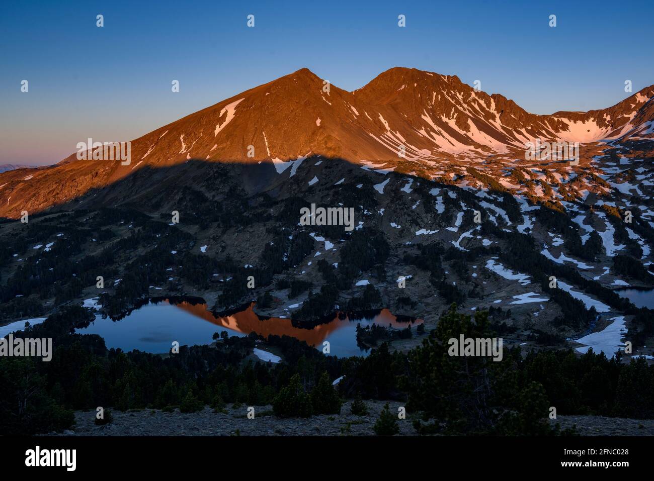Alba nei laghi di Camporells, sotto i monti Pic Peric e Petit Peric (Pyrénées Orientales, Occitanie, Francia) Foto Stock