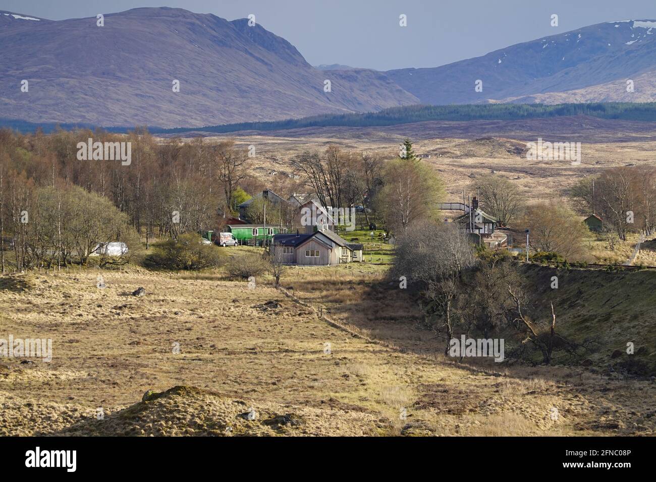 Stazione di Rannoch una stazione ferroviaria isolata sulla linea ferroviaria delle Highland occidentali Scottish Highlands, Regno Unito Foto Stock