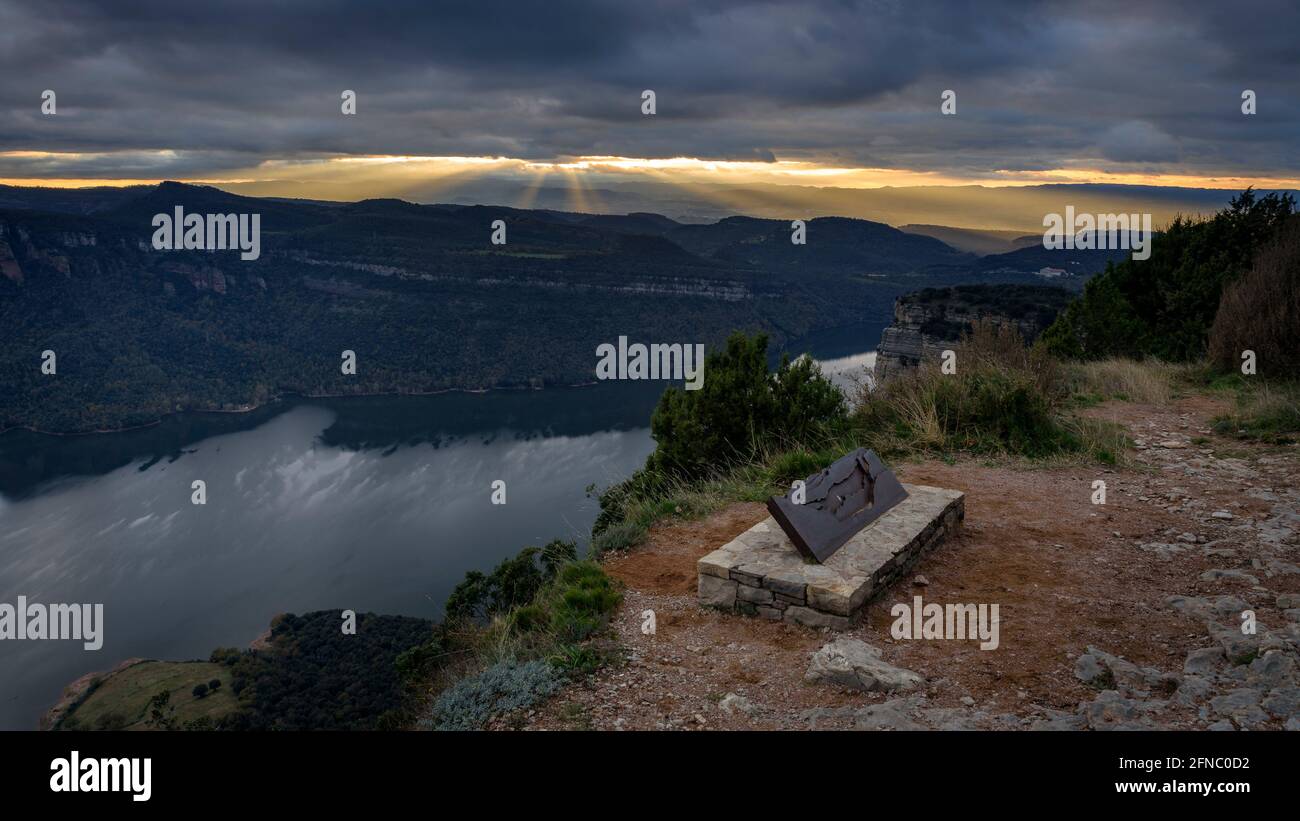 Tramonto dal punto di vista del lago artificiale di Sau, visto da Pla del Castell, sulle scogliere di Tavertet (provincia di Barcellona, Catalogna, Spagna) Foto Stock