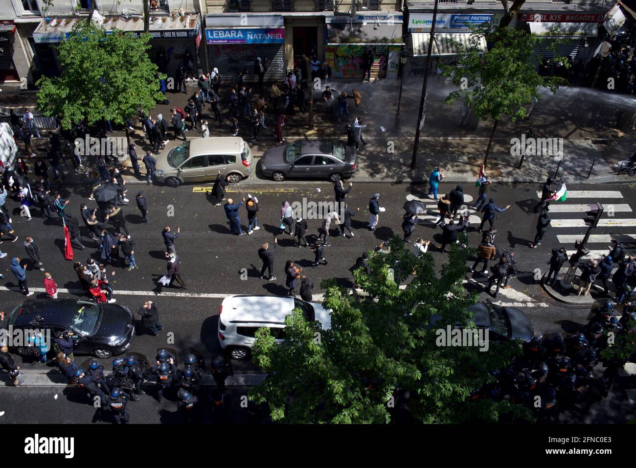 La polizia spara il cannone ad acqua ai sostenitori pro-palestinesi che manifestano a Parigi. Boulevard Barbès, Parigi, Francia, 15 maggio 2021 Foto Stock