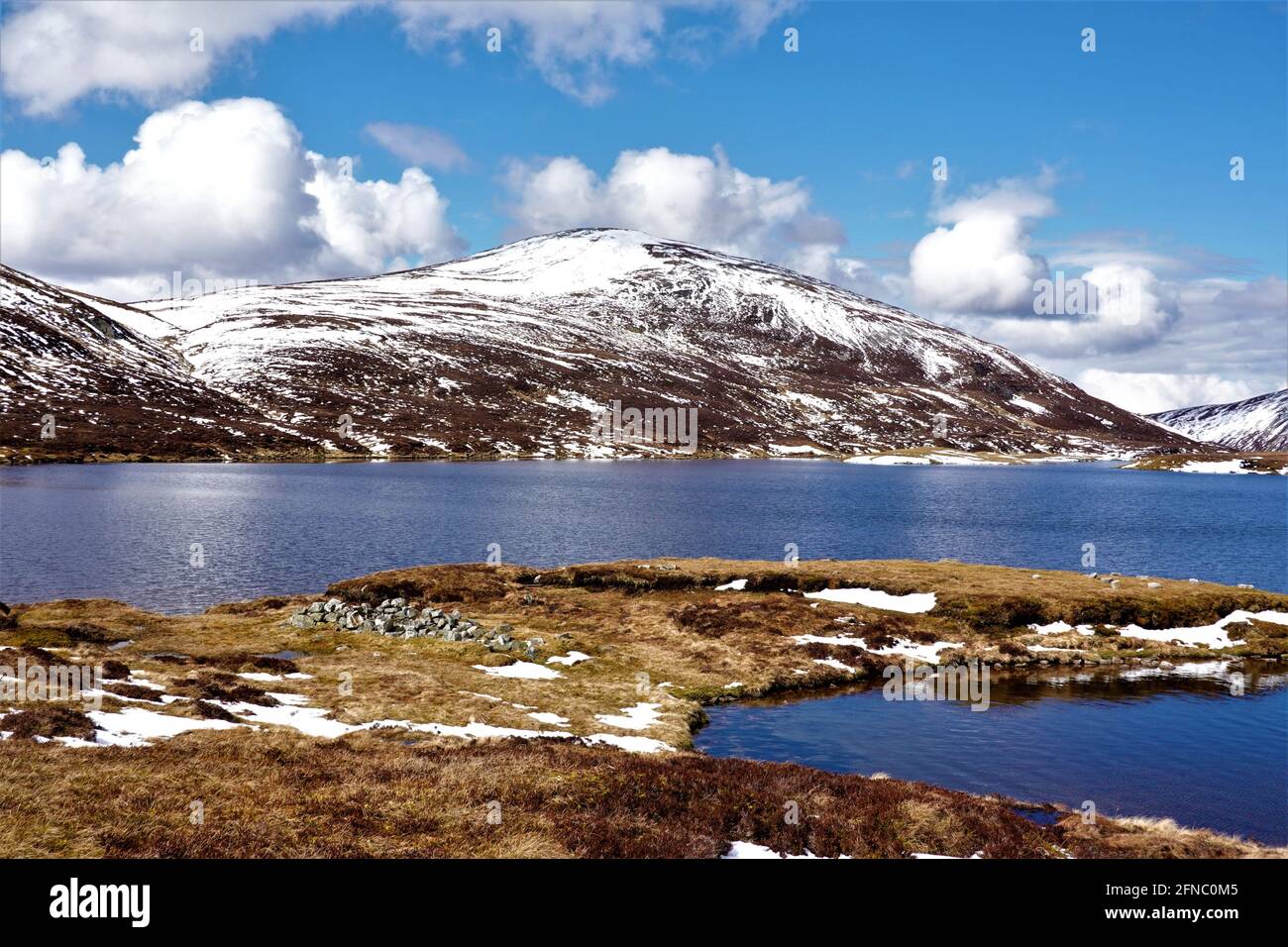 Loch nan Eun un remoto lago d'acqua dolce nel Grampian Montagne Highlands scozzesi Foto Stock