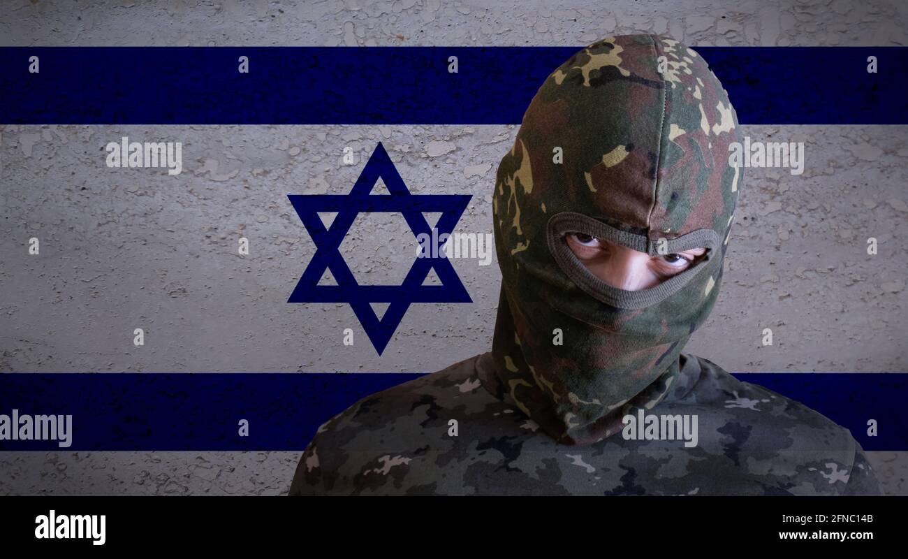 Militante israeliano soldato arrabbiato con calaclava verde camouflage sulla bandiera israeliana. Combattente sionista militare pronto per l'occupazione combatti con la stella david BE Foto Stock
