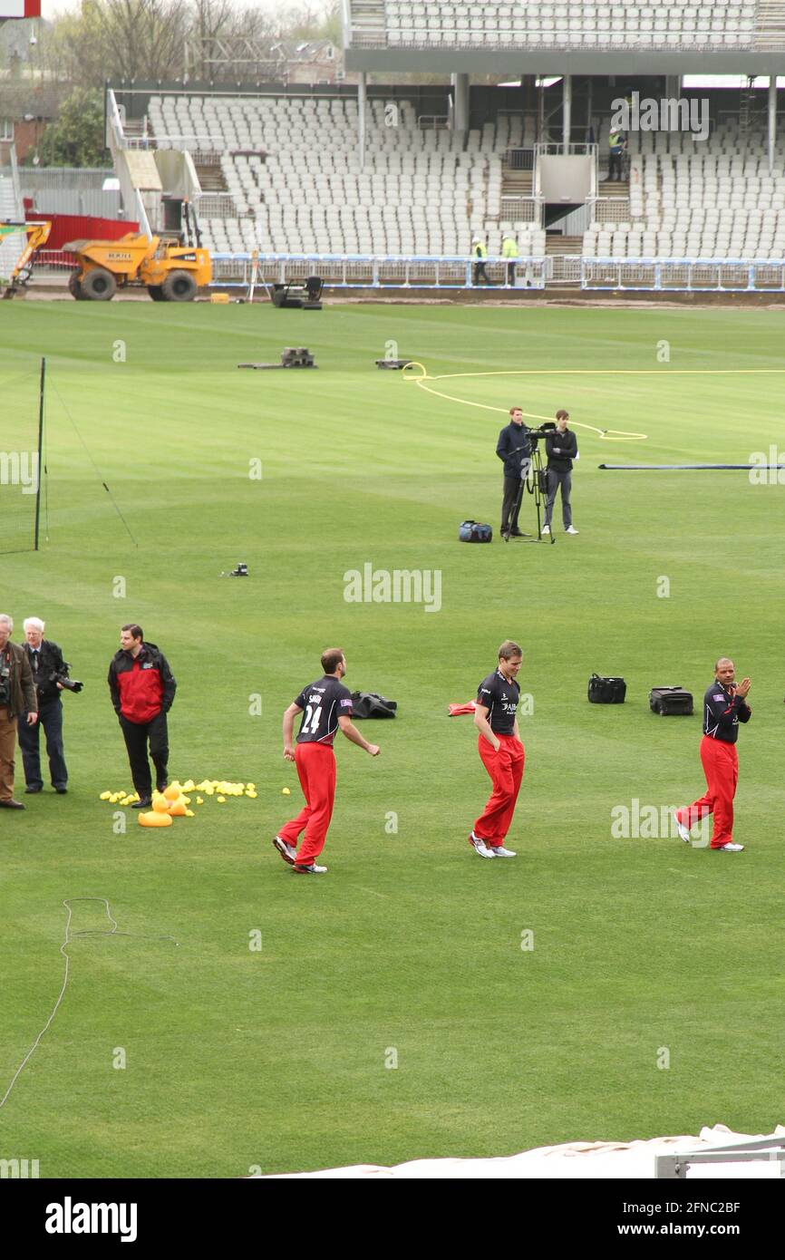 Lancashire County Cricket Club alcuni di jogging lungo dopo il Big Duck foto sparare al Old Trafford Cricket Club, Salford Quays Manchester. Foto Stock