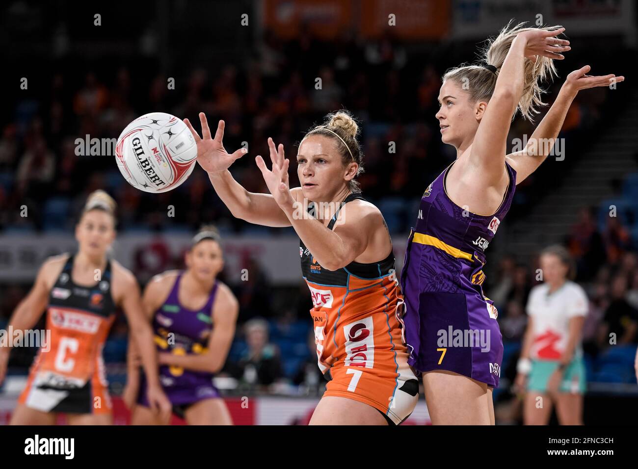 Nuovo Galles del Sud, Australia. 16 maggio 2021; Ken Rosewall Arena, Sydney, nuovo Galles del Sud, Australia; Australian Suncorp Super Netball, Giants Netball contro Queensland Firebirds; Jo Harten dei Giganti Netball cattura la palla sotto pressione da Kim Jenner di Queensland Firebirds Credit: Action Plus Sports Images/Alamy Live News Foto Stock