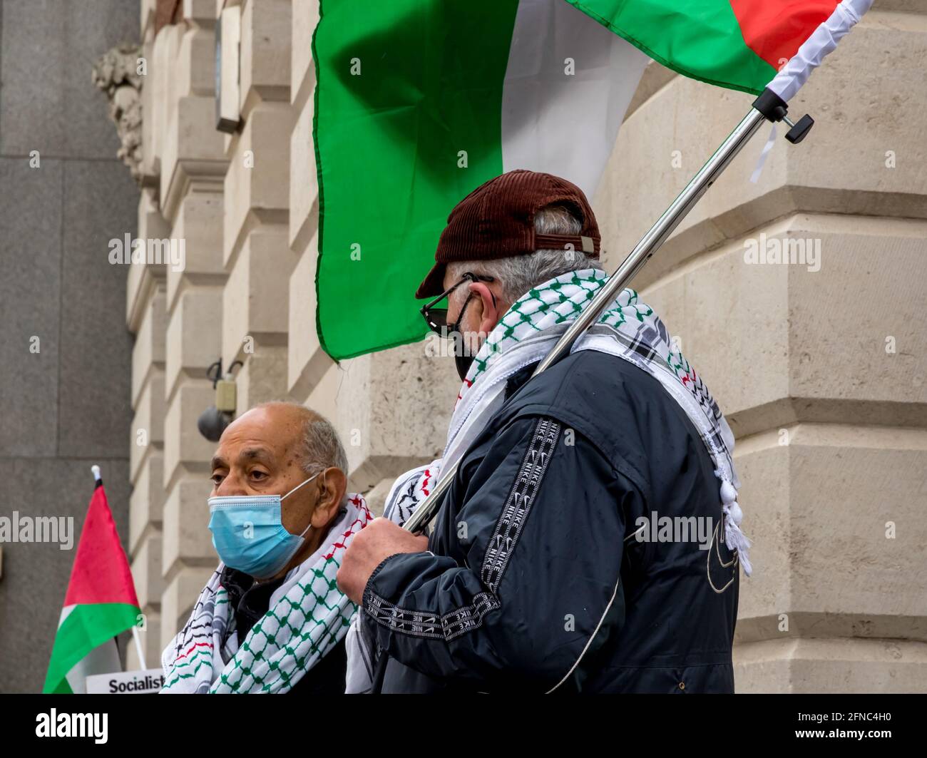 Eastbourne, Regno Unito. 16 maggio 2021. I manifestanti si riuniscono a sostegno dei palestinesi in seguito alle risposte militari di Israele agli attacchi missilistici contro Israele da parte dei militanti di Hamas. Credit: Newspics UK South/Alamy Live News Foto Stock