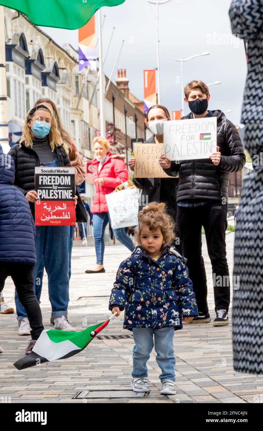 Eastbourne, Regno Unito. 16 maggio 2021. I manifestanti si riuniscono a sostegno dei palestinesi in seguito alle risposte militari di Israele agli attacchi missilistici contro Israele da parte dei militanti di Hamas. Credit: Newspics UK South/Alamy Live News Foto Stock