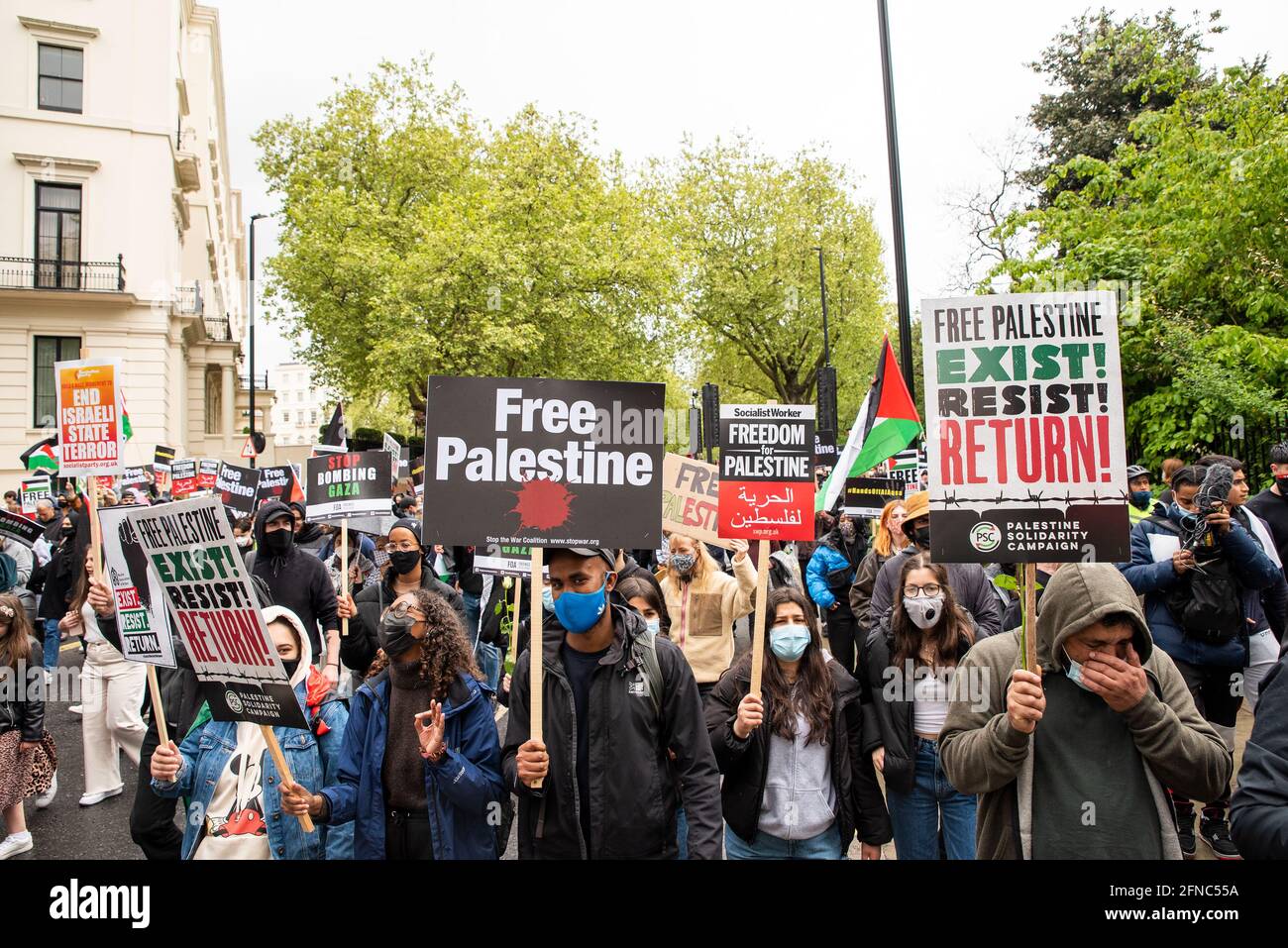 Londra, Regno Unito. 15 maggio 2021. Marcia per la Palestina, in programma il giorno di Nakba. Migliaia di persone hanno marciato da Marble Arch/Speakers Corner all'ambasciata israeliana di Kensington. Vi è stata una forte preoccupazione per gli attacchi israeliani a Gaza, con le conseguenti morti e lo sfracimento di famiglie palestinesi dal quartiere di Sheikh Jarrah a Gerusalemme Est. Organizzato dalla Campagna di solidarietà palestinese, Stop the War Coalition, Friends of al-Aqsa, Palestinese Forum in Britain, Mussulmani Association of Britain e CND. Credito: Stephen Bell/Alamy Foto Stock