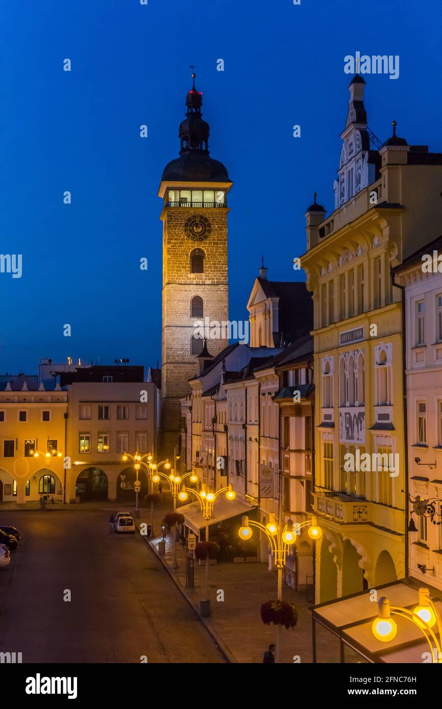 Edifici storici alla luce della sera dell'ora blu a Ceske Budejovice, Repubblica Ceca Foto Stock