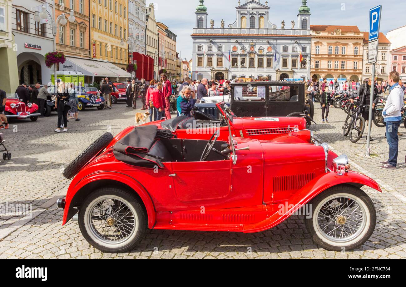 Classica sportscar aperta sulla piazza centrale del mercato di Ceske Budejovice, Repubblica Ceca Foto Stock