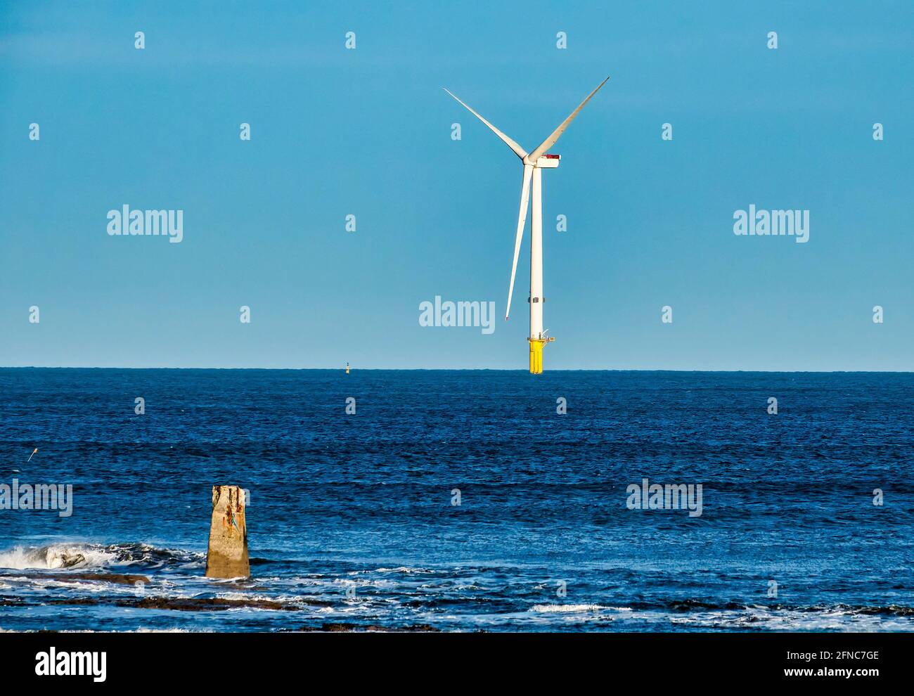 La barca a vela scivola oltre una turbina eolica del Mare del Nord Foto  stock - Alamy
