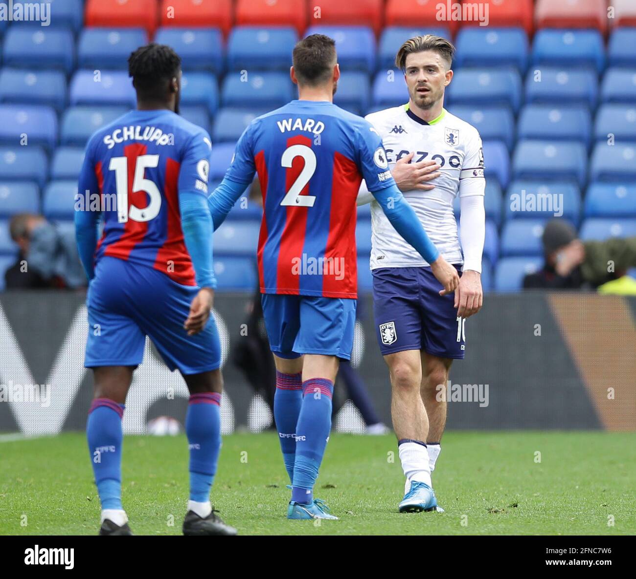 Londra, Regno Unito. 16 maggio 2021. Joel Ward di Crystal Palace parla con Jack Grealish di Aston Villa durante la partita della Premier League a Selhurst Park, Londra. Il credito immagine dovrebbe essere: David Klein/Sportimage Credit: Sportimage/Alamy Live News Foto Stock