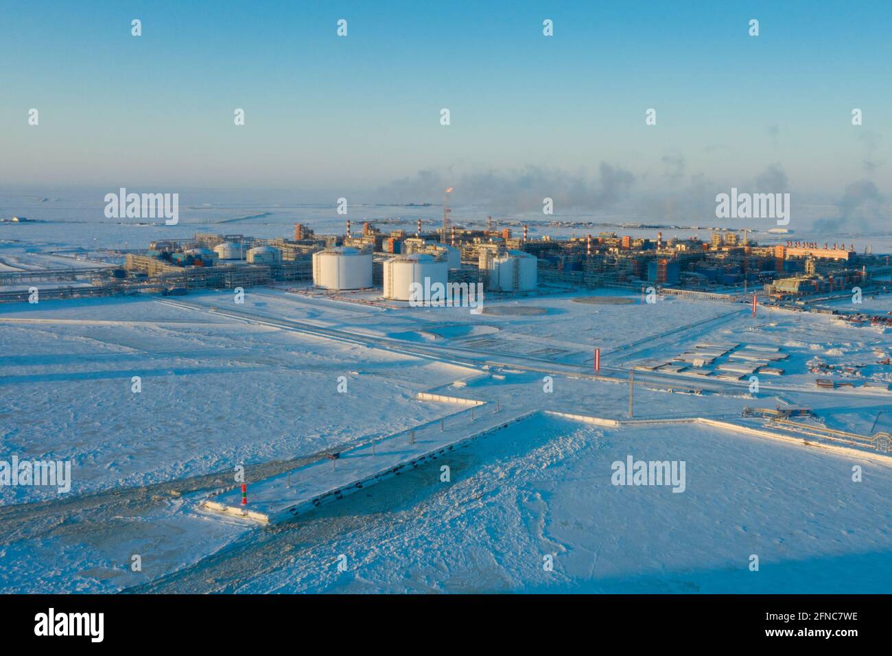 Sabetta, regione del Tyumen, Russia - 31 marzo 2021: Impianto di lavorazione del gas naturale in Russia. Una pianta nell'estremo nord. Foto Stock