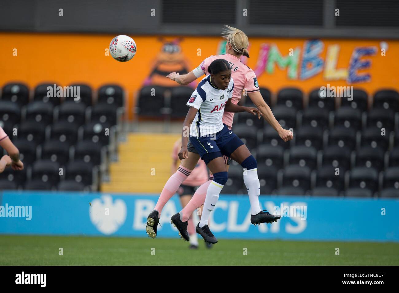 Londra, Regno Unito. 16 maggio 2021. Londra, Regno Unito. 2 maggio : Jessica Naz (Tottenham) e Leandra Little (Sheffield) combattono per la palla durante la FA Women's Cup 2020-21 tra Tottenham Hotspur e Sheffield Uniti all'Hive. Credit: Federico Guerra Morán/Alamy Live News Foto Stock