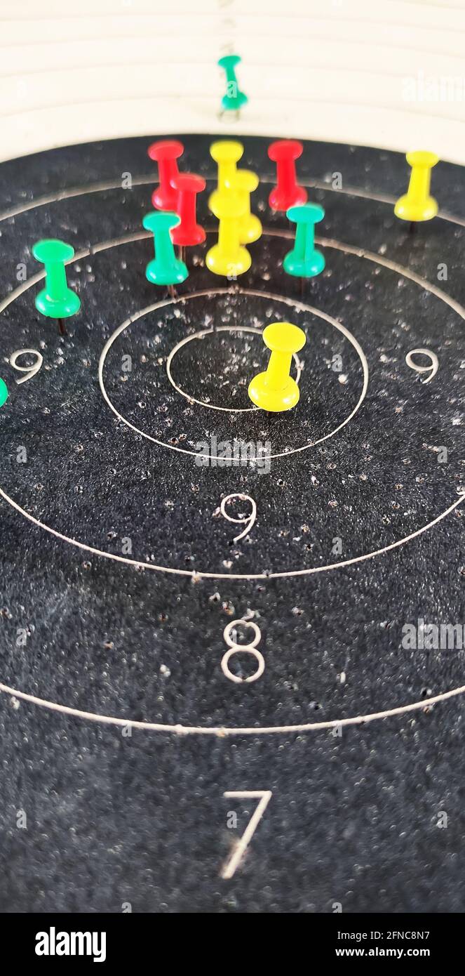 Raggiungimento di un obiettivo nel business. Bersaglio con perni colorati Foto Stock