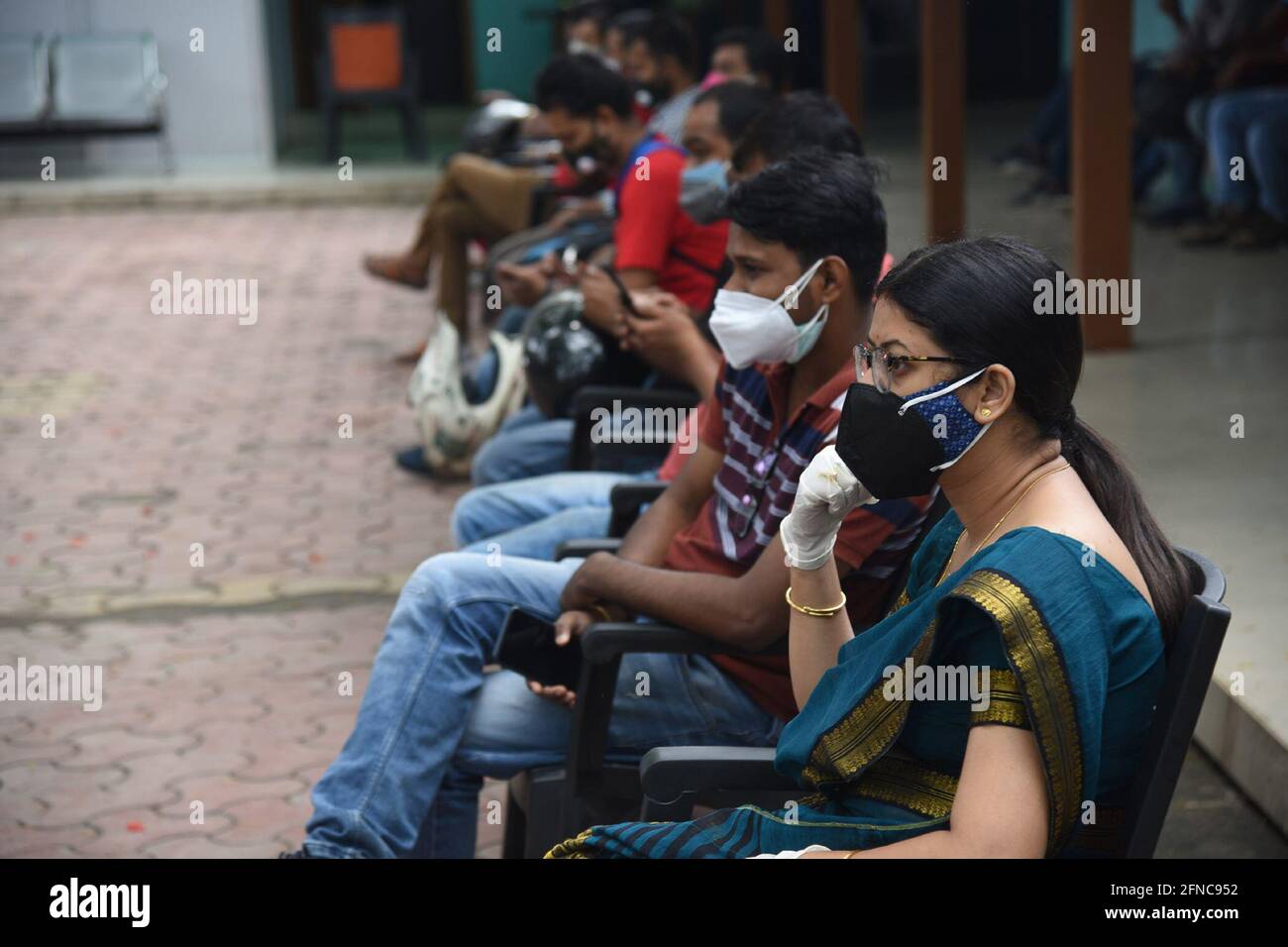 Guwahati, Assam, India. 16 maggio 2021. Gli indiani si siedono mantenendo i protocolli COVID mentre attendono la prima dose di vaccino COVID-19 durante il programma di vaccinazione per 18 a 44 anni a Guwahati Assam India Domenica 16 maggio 2021 Credit: Dasarath Deka/ZUMA Wire/Alamy Live News Foto Stock