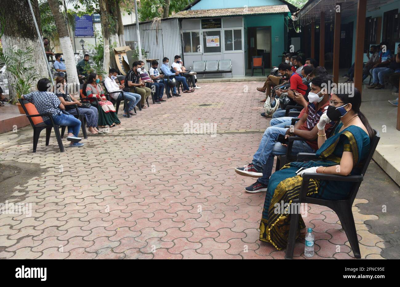 Guwahati, Assam, India. 16 maggio 2021. Gli indiani si siedono mantenendo i protocolli COVID mentre attendono la prima dose di vaccino COVID-19 durante il programma di vaccinazione per 18 a 44 anni a Guwahati Assam India Domenica 16 maggio 2021 Credit: Dasarath Deka/ZUMA Wire/Alamy Live News Foto Stock