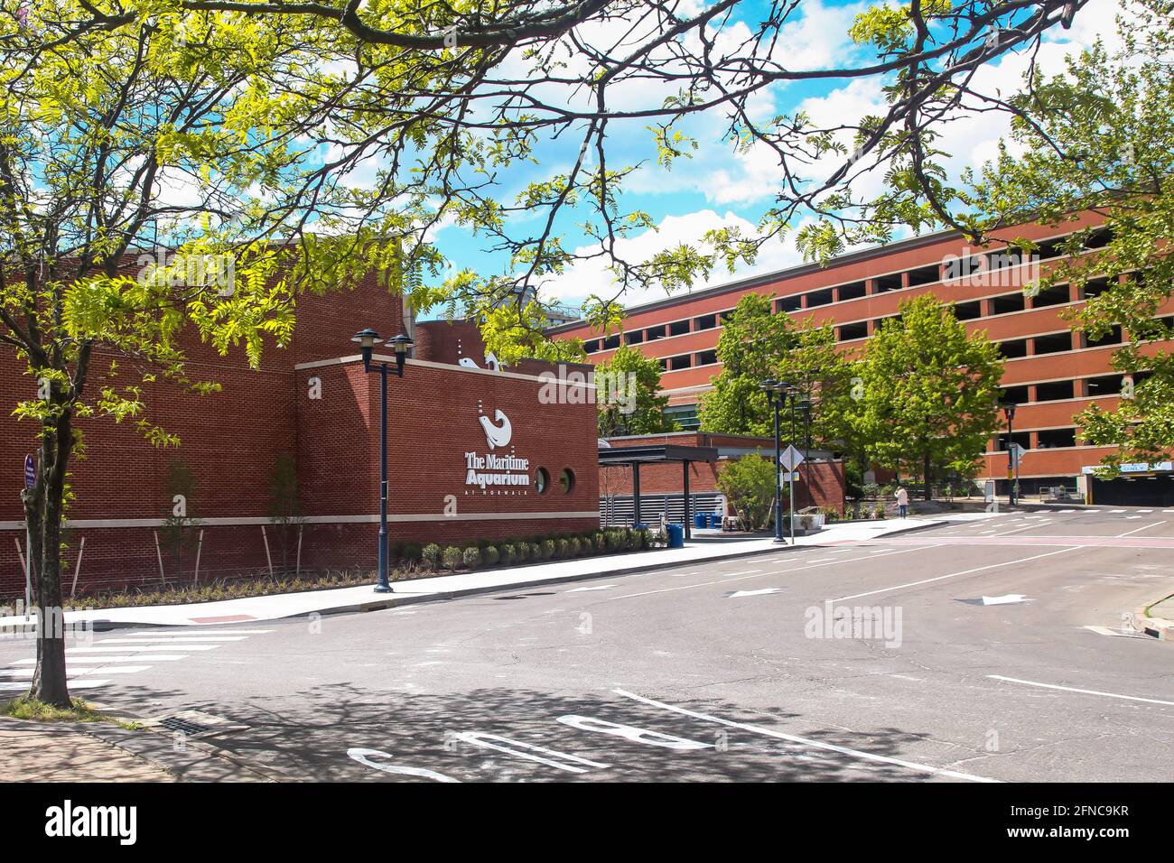 NORWALK, CT, USA - 14 MAGGIO 2021: Facciata dell'edificio dall'Acquario Marittimo e vista Norwalk da Ann Street Foto Stock