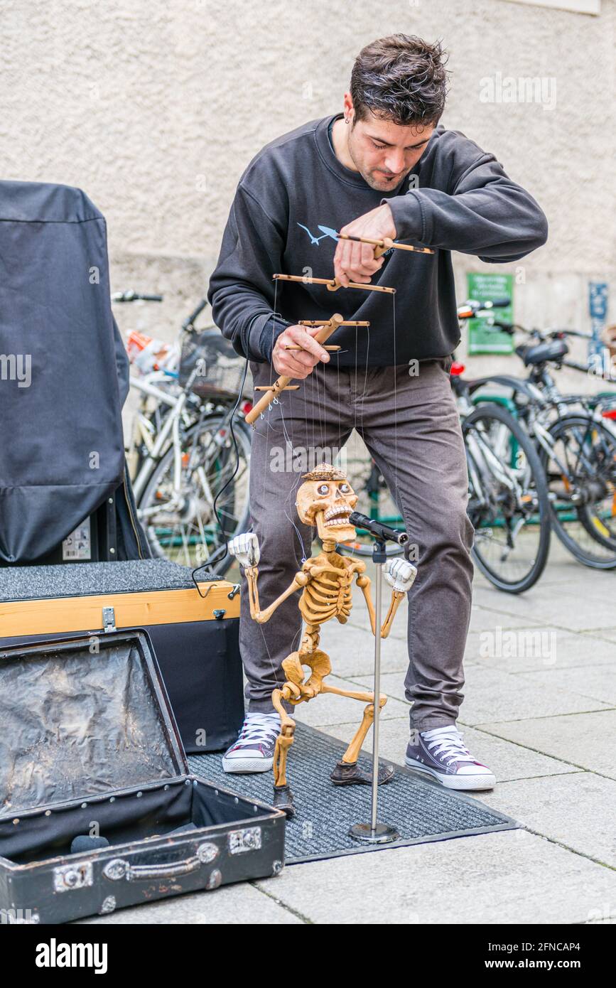 Un animatore di strada con uno scheletro a Salisburgo, Austria Foto Stock