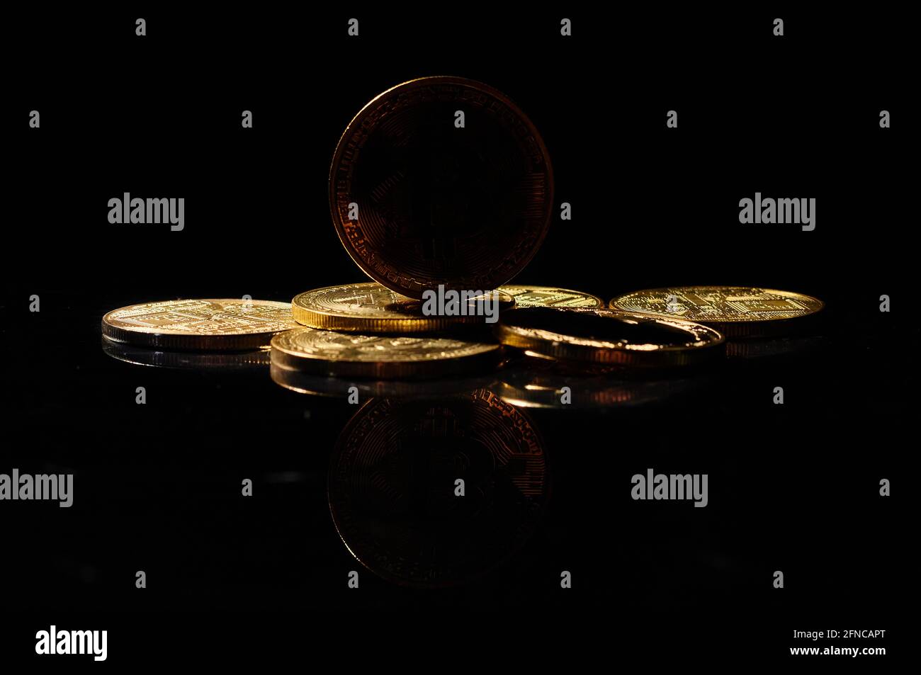Altcoin scuro sul mercato. Stablecoin indipendente. Nuova criptovaluta su una parte superiore delle monete contro la superficie nera dello specchio. Token crittografico nero. Noname o. Foto Stock