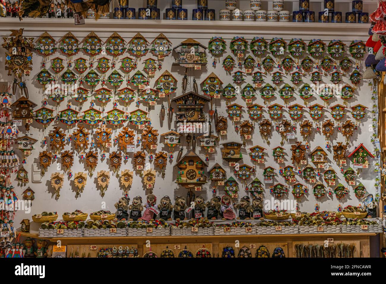 Orologi a cucù tradizionali in vendita a St Wolfgang un negozio in Austria Foto Stock