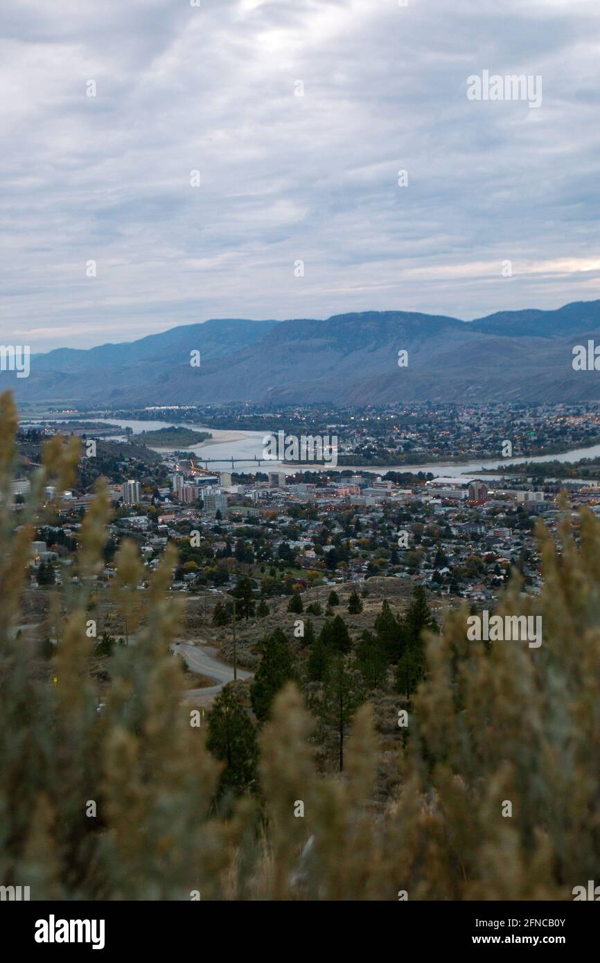 Una vista di Kamloops nella Columbia Britannica, Canada al crepuscolo Foto Stock