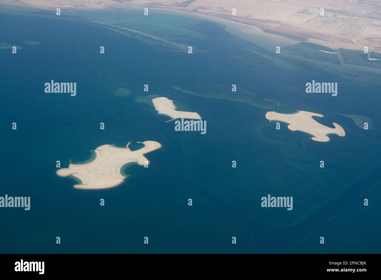 Doha – Qatar, 12 maggio 2021: Vista aerea che mostra tre isole artificiali costruite per lo sviluppo immobiliare al largo delle coste del Qatar Foto Stock