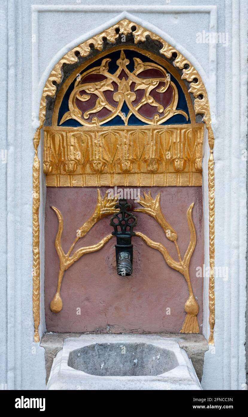 Rubinetto d'acqua decorativo / beccuccio sulla fontana nel terreno Del Palazzo Topkapi a Istanbul, Turchia Foto Stock