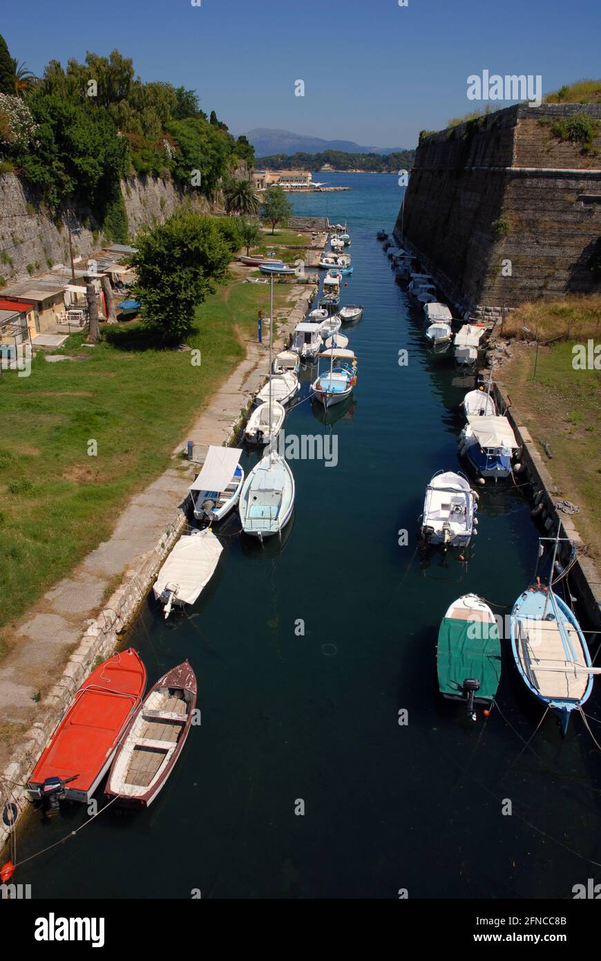Il canale Contrafossa, un attraente fossato che crea un'isola artificiale, navi con barche ormeggiate su entrambi i lati, Corfù città, Corfù, Grecia Foto Stock