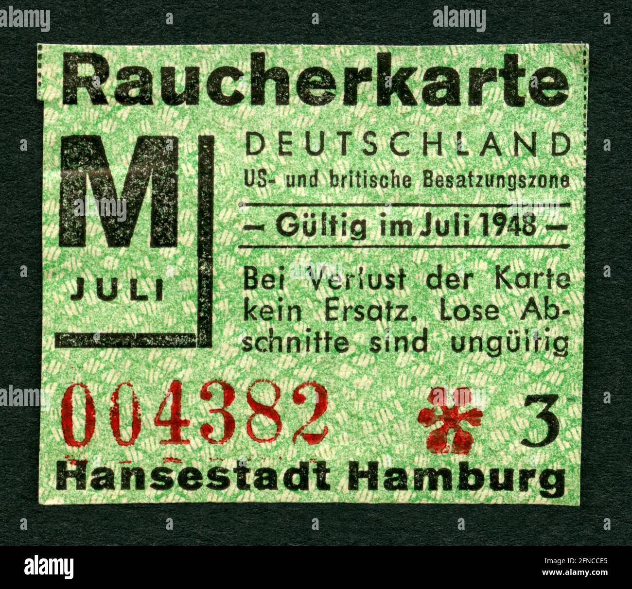 Europa, Germania, Amburgo, 2. Weltkrieg, Nachkriegszeit, Raucherkarte ( Rationierungskarte ) , gültig in der US- und britischen Besatzungszone, im Juli 1948 , Größe : 3,8 cm x 3,2 cm , Kunsturheberrechte werden nicht vertreten . / Europa, Germania, Amburgo, WW II , periodo del dopoguerra, Carta fumatore`s ( Ration Card ) , zona di occupazione USA e Britannica , valida luglio 1948 , dimensione : 3,8 cm x 3,2 cm , non ci sono diritti . Foto Stock