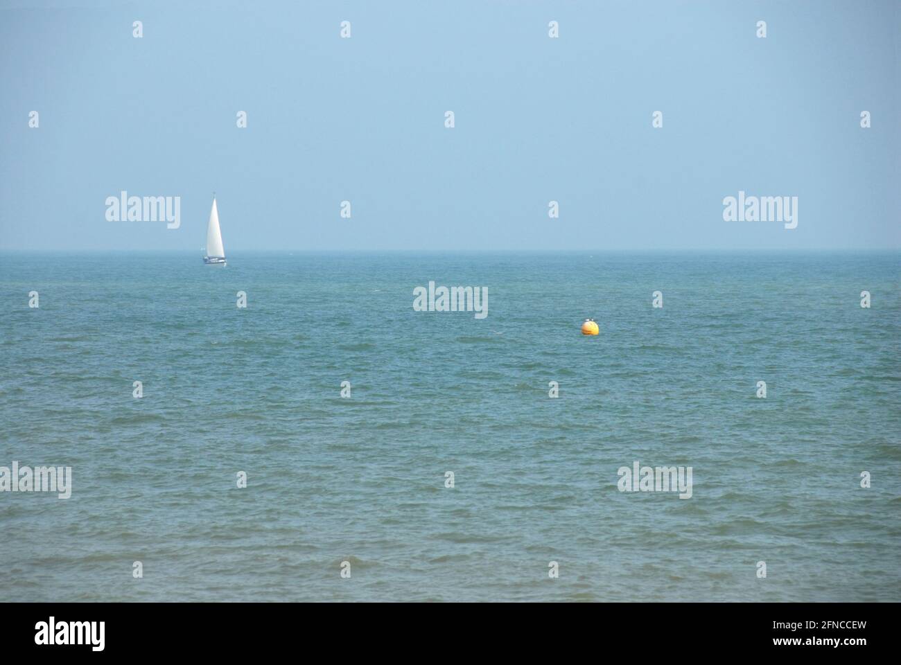 Lone yacht a vela nel mare al largo della costa meridionale Dell'Inghilterra Foto Stock