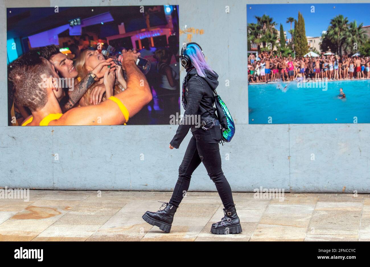 Cyberpunk moderno adolescente gotico vintage punk femminile e steampunk in alta moda. Abbigliamento futuristico donna e capelli tinti passando chiuso negozio di accatastamento con festa e bevendo scen...