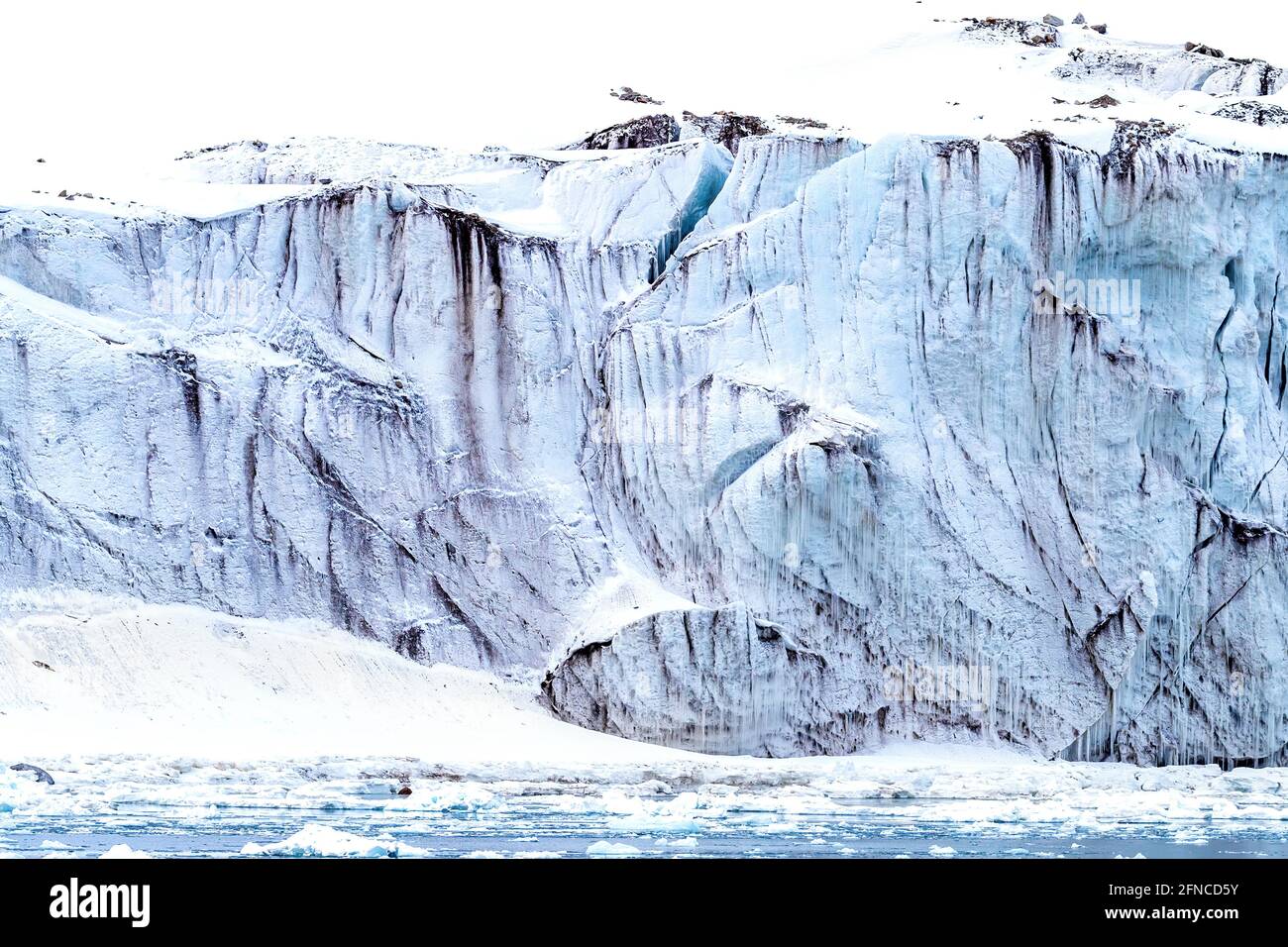 Ghiacciaio di Kennedybreen dettaglio, Svalbard. Closeup di neve glaciale compressa e di ghiaccio. Foto Stock