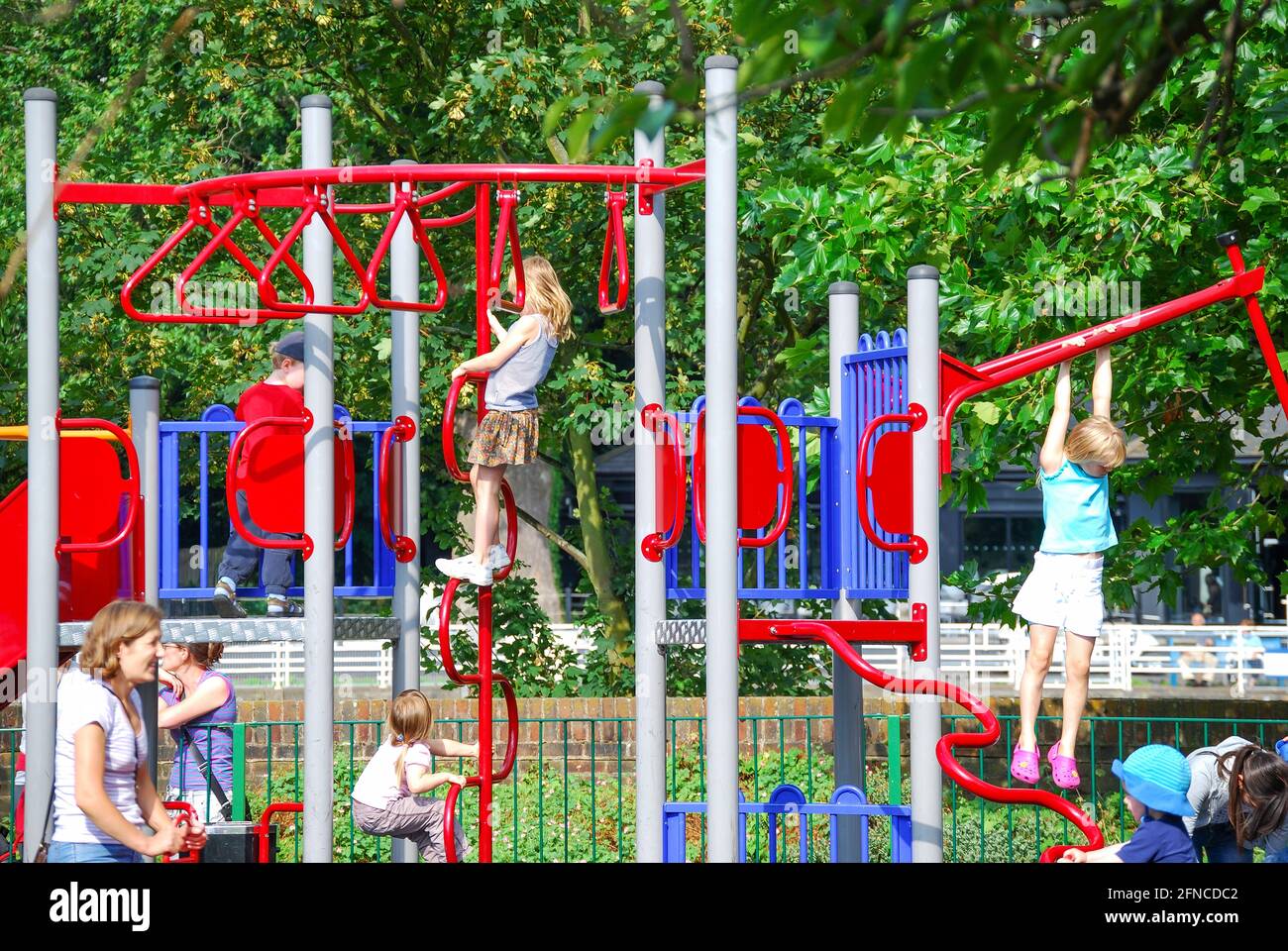 Parco giochi per bambini, Cambridge Gardens, Richmond, London Borough of Richmond Upon Thames, Greater London, England, Regno Unito Foto Stock