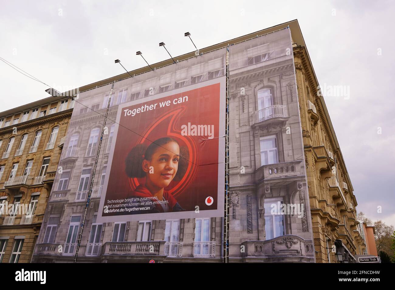 Grande cartellone pubblicitario "Vodafone" nell'edificio dello Steigenberger Parkhotel a Düsseldorf. Foto Stock