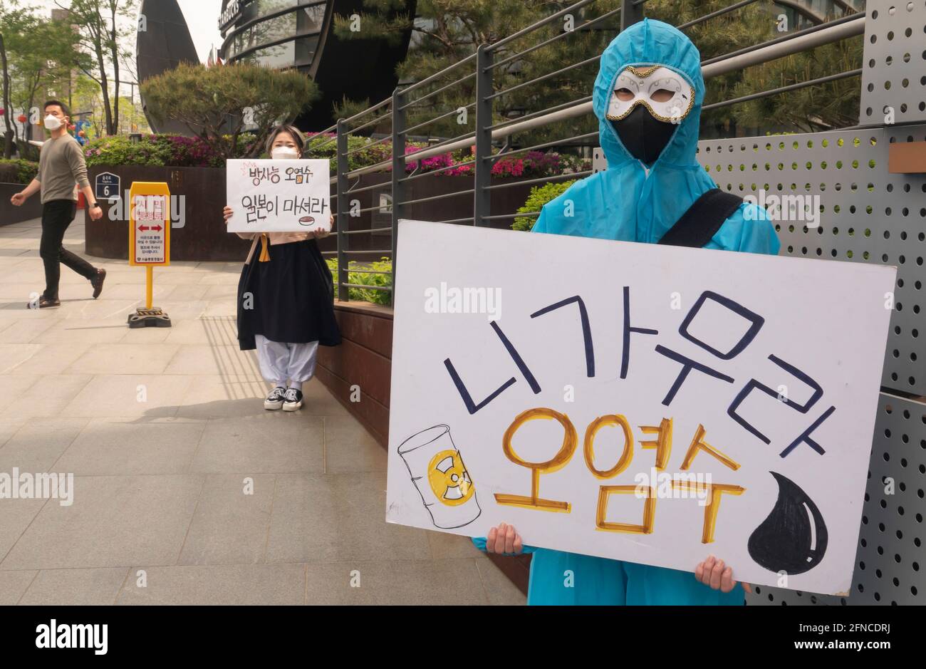 Seoul, Corea del Sud. 26 Apr 2021. Durante la dimostrazione, i manifestanti tengono cartelli di fronte alla Twin Tree Tower. Le persone di Seoul hanno protestato contro la decisione del governo giapponese di scaricare acqua contaminata da materiali radioattivi dalla centrale nucleare di Fukushima Daiichi, distrutta dall'oceano Pacifico. Credit: SOPA Images Limited/Alamy Live News Foto Stock