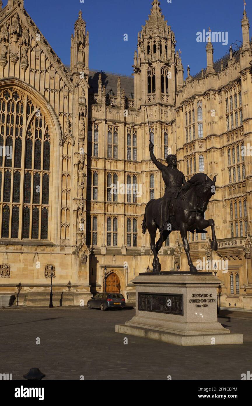 Londra, Regno Unito: Statua equestre in bronzo e bassorilievo di Richard Coeur de Lion (Richard il cuore di Lionheart), nel Palazzo Vecchio Yard fuori dal Palazzo di Westminster Foto Stock