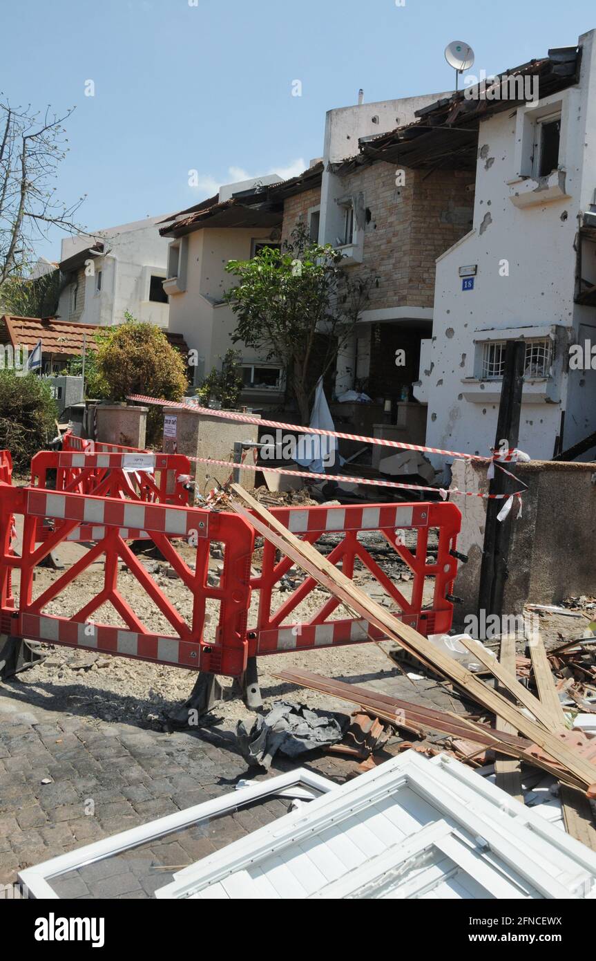 Rishon Lezion, Israele, danni da razzi da Gaza al 11.5.2021. Una massiccia sbarramento di razzi è stata sparata dai terroristi di Gaza nell'Israele centrale, così è stato Foto Stock