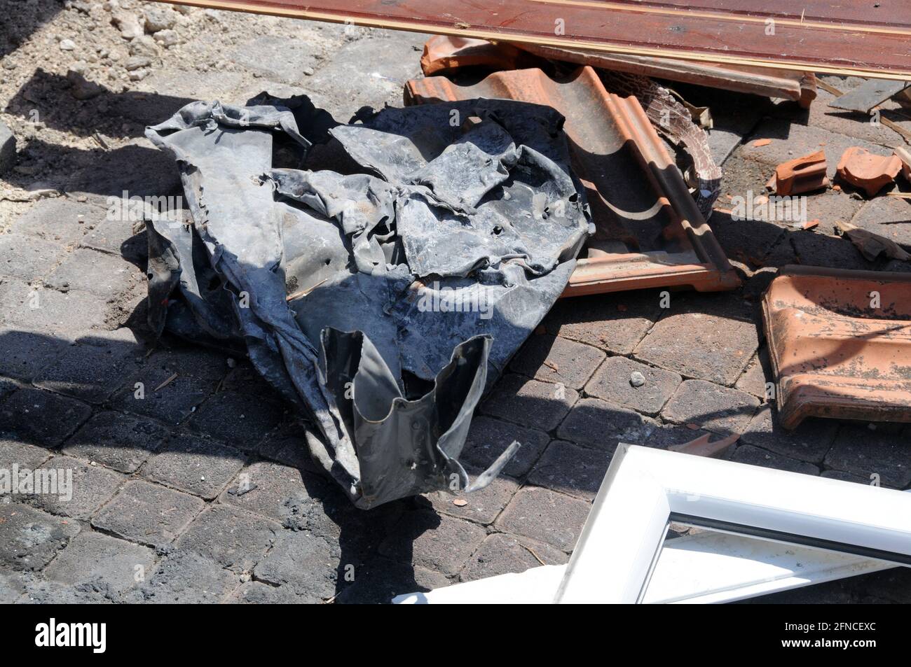 Rishon Lezion, Israele, danni da razzi da Gaza al 11.5.2021. Una massiccia sbarramento di razzi è stata sparata dai terroristi di Gaza nell'Israele centrale, così è stato Foto Stock