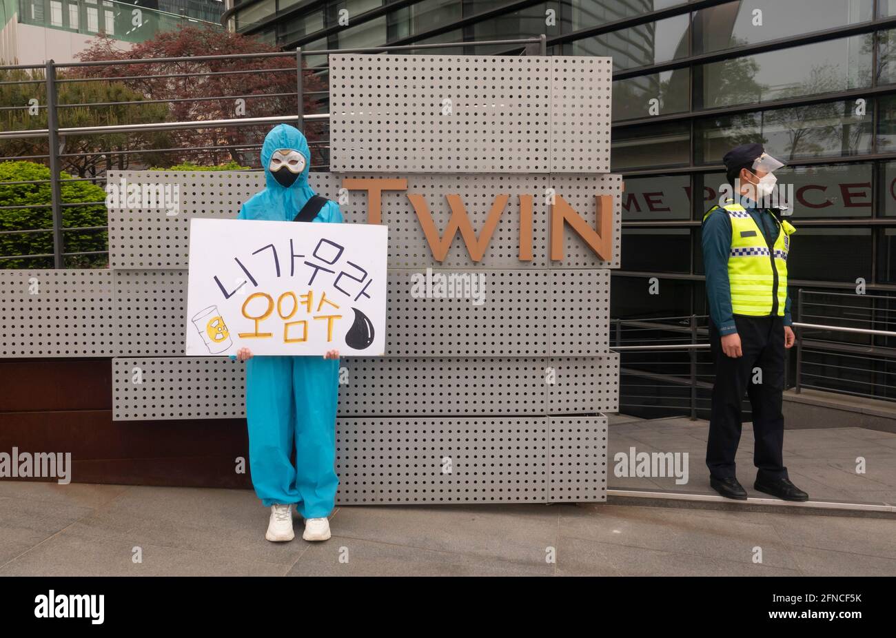 Durante la dimostrazione, un protetore tiene un cartello di fronte alla Twin Tree Tower. Le persone di Seoul hanno protestato contro la decisione del governo giapponese di scaricare acqua contaminata da materiali radioattivi dalla centrale nucleare di Fukushima Daiichi distrutta nell'Oceano Pacifico. (Foto di Jaewon Lee / SOPA Images/Sipa USA) Foto Stock