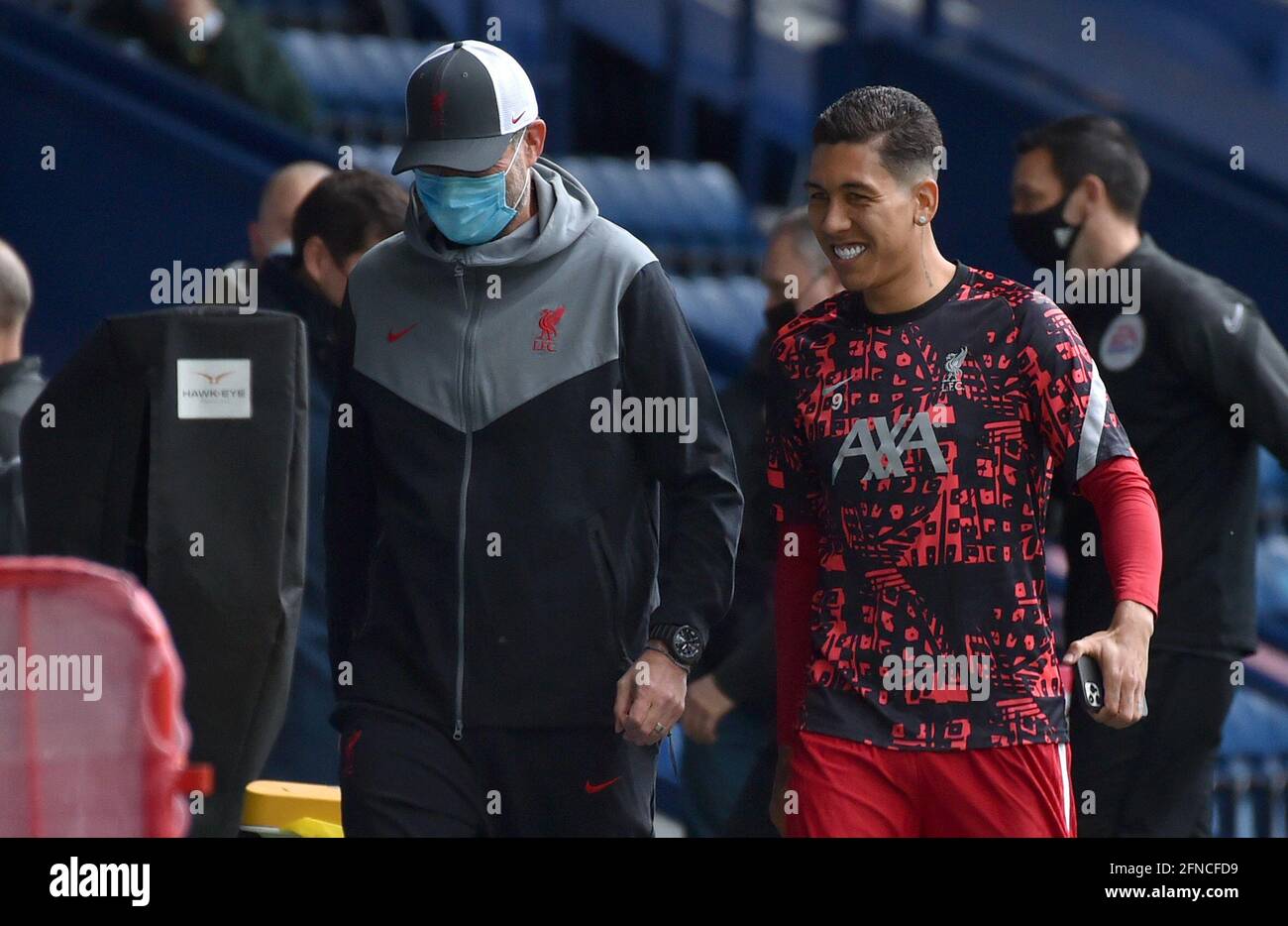 Il manager di Liverpool Jurgen Klopp con Roberto Firmino prima della partita della Premier League agli Hawthorns, West Bromwich. Data immagine: Domenica 16 maggio 2021. Foto Stock