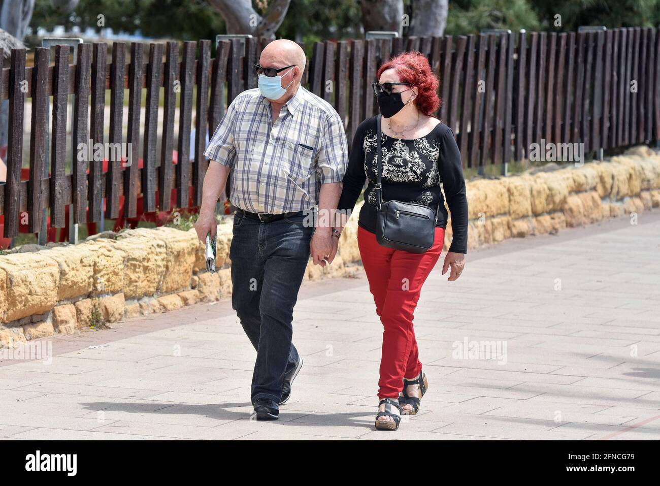 Una coppia è visto indossare una maschera facciale come una misura preventiva contro Covid-19 in Vendrell. Dal 9 maggio, il governo ha decretato la fine dello stato di allarme in Spagna, la gente torna allo stato di normalità prima della pandemia. Ristoranti, commercio, turismo e vita quotidiana continuano con misure preventive come l'uso di maschere e il mantenimento della distanza sociale. (Foto di Ramon Costa / SOPA Images/Sipa USA) Foto Stock