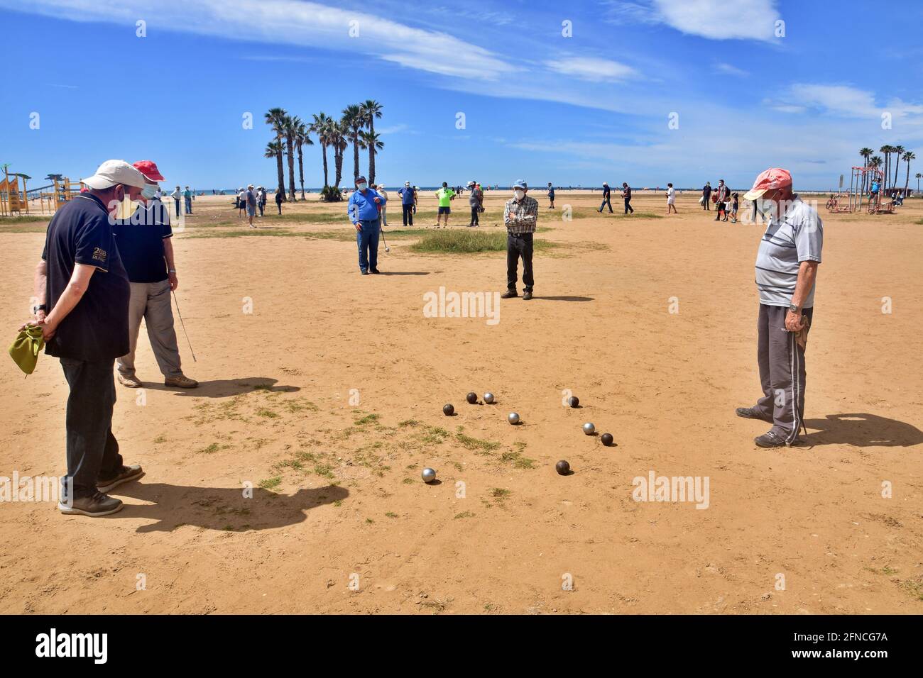 Un gruppo di uomini che indossano un facemask come misura preventiva contro Covid-19 giocare petanque sulla spiaggia di Vendrell dal 9 maggio, il governo ha decretato la fine dello stato di allarme in Spagna, la gente sta ritornando allo stato di normalità prima della pandemia. Ristoranti, commercio, turismo e vita quotidiana continuano con misure preventive come l'uso di maschere e il mantenimento della distanza sociale. (Foto di Ramon Costa / SOPA Images/Sipa USA) Foto Stock