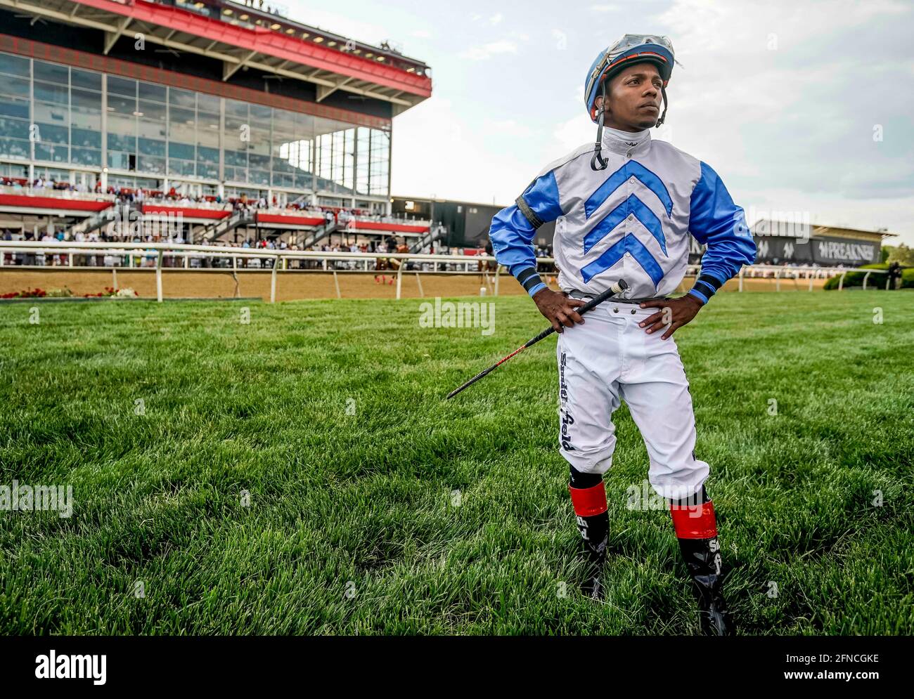 Baltimora, Maryland, Stati Uniti. 15 maggio 2021. 15 maggio 2021: Jockey Ricardo Santana nella zona di saddling prima della Preakness on Preakness Stakes Day al Pimlico Race Course di Baltimora, Maryland. Scott Serio/Eclipse Sportswire/CSM/Alamy Live News Foto Stock