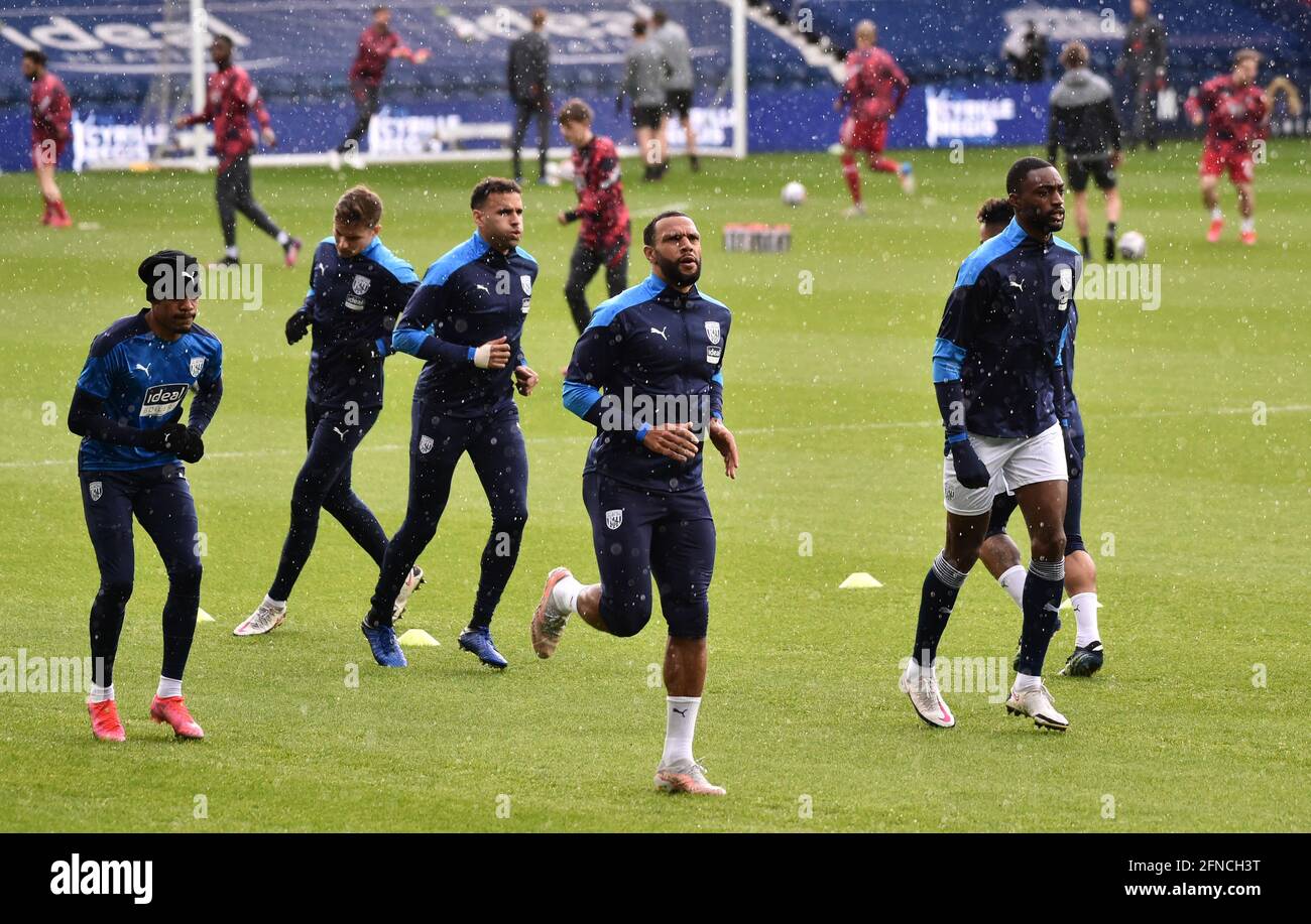 West Bromwich Albion's Matt Phillips (al centro) in team-mates in fase di riscaldamento prima della Premier League match a Hawthorns, West Bromwich. Data immagine: Domenica 16 maggio 2021. Foto Stock