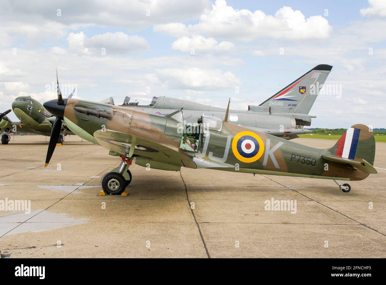 Royal Air Force, RAF, Battle of Britain Memorial Flight Vickers Supermarine Spitfire IIa P7350 con il primo combattente a reazione Eurofighter Typhoon Foto Stock