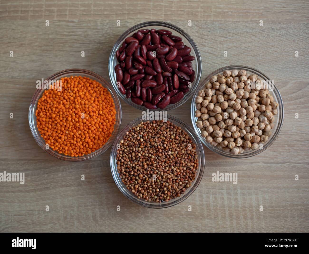 Ciotole di cereali: Ceci, lenticchie rosse, fagiolo rosso, grano di sorgo Foto Stock