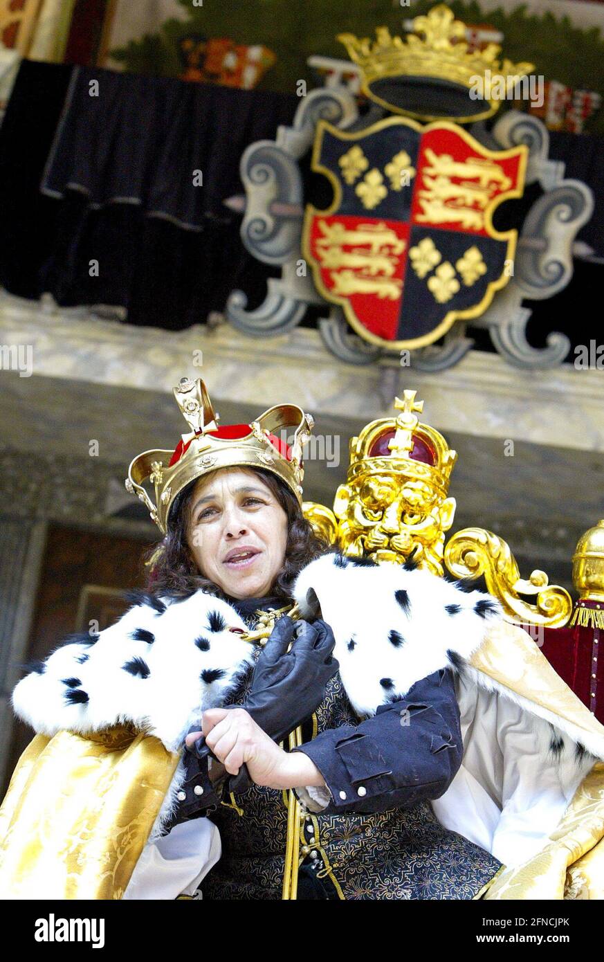 Kathryn Hunter (Richard III) in RICHARD III di Shakespeare al Globe di Shakespeare, Londra SE1 11/06/2003 design: Jenny Tiramani regista: Barry Kyle Foto Stock