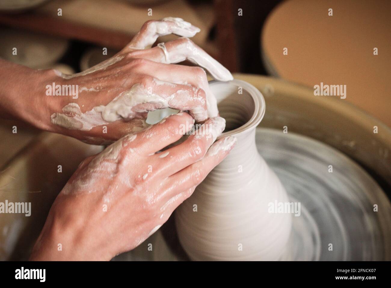 donna ruota rotazione argilla fare di artigianato artigianale Foto Stock