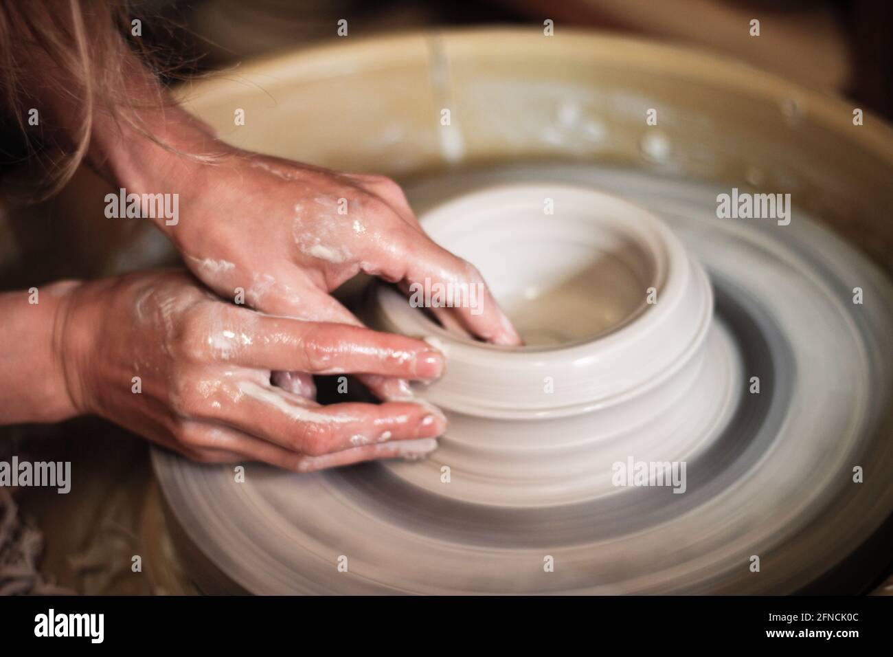 donna ruota rotazione argilla fare di artigianato artigianale Foto Stock